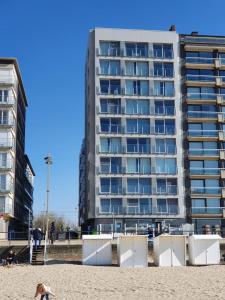 a building on the beach next to a building at Residentie Majestic in Middelkerke