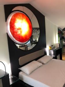REnt room Universe في أنغويلارا سابازيا: غرفة بها سرير مع تفاحة على الحائط