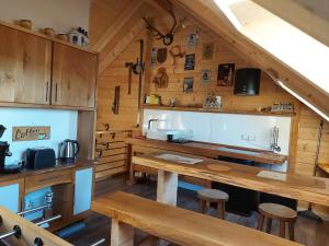 una cocina con encimeras de madera y mesas en una cabaña en Ferienwohnung Geyer en Rennertshofen