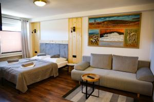 salon z dwoma łóżkami i kanapą w obiekcie NIECH TO SZLAK B&B w Wiśle
