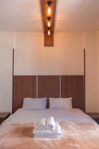 - une chambre avec un lit et 2 serviettes dans l'établissement Lakis Court, à Larnaka