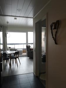 カラヨキにあるAurinkoranta B4 merinäköalallaのリビングルーム(テーブル付)、ダイニングルーム