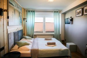 Łóżko lub łóżka w pokoju w obiekcie NIECH TO SZLAK B&B