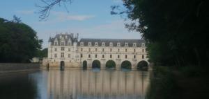 モントリシャールにあるLes Chambres du Faubourgの大きな水の上に座る建物