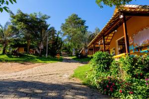 a house with a gravel road in front of it at Chalé Praia de Minas in São Lourenço