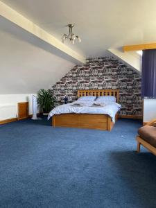 una camera da letto con un muro di mattoni e un grande letto di Thorncroft B&B - Adults only a Flamborough