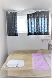 Posteľ alebo postele v izbe v ubytovaní Apartman L&P