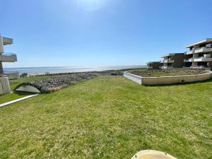 une zone herbeuse avec la plage en arrière-plan dans l'établissement Bi de Wyk, Whg C1, à Wyk auf Föhr