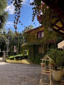 ein Gebäude mit einem Käfig in der Mitte eines Hofes in der Unterkunft Petit Hotel Provence Gramado in Gramado