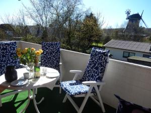 ein Paar Stühle und ein Tisch auf dem Balkon in der Unterkunft Wattwurm in Wyk auf Föhr