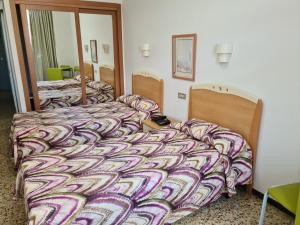 A bed or beds in a room at Apartamentos Catalina Park