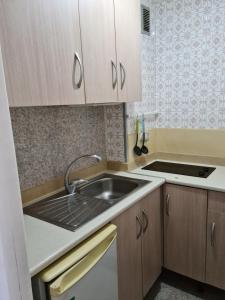 A kitchen or kitchenette at Apartamentos Catalina Park