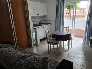 A kitchen or kitchenette at Apartamentos Catalina Park