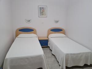 A bed or beds in a room at Apartamentos Catalina Park