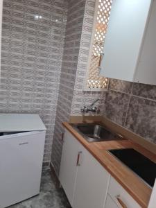 A kitchen or kitchenette at Apartamentos Catalina Park