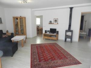 salon z kanapą i dywanem w obiekcie Casa-Zinat w mieście Calpe
