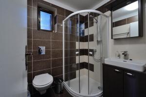 Koupelna v ubytování Apartment Drvena kuca Mreznica + 14 fotografií
