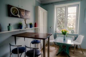 a dining room with a table and chairs and a window at Centrum 51 in Lublin