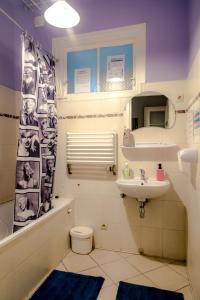 łazienka z umywalką, toaletą i zasłoną prysznicową w obiekcie Centrum 51 w mieście Lublin