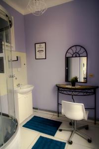 uma casa de banho com um lavatório, um espelho e uma cadeira em Centrum 51 em Lublin