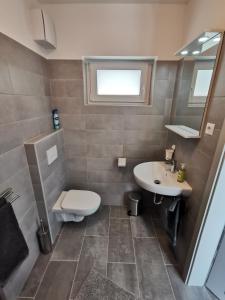 Kúpeľňa v ubytovaní Antracit Apartman - free parking