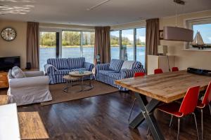 a living room with a table and chairs at Woonboot Sweltsje in Earnewâld