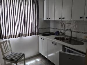 A kitchen or kitchenette at Apartamentos Catalina Park