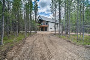 アイランド・パークにあるAdventurers Studio about 20 Mi to West Yellowstone!の家の前の未舗装路