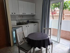 A kitchen or kitchenette at Apartamentos Catalina Park