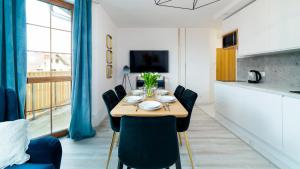 Televízia a/alebo spoločenská miestnosť v ubytovaní Apartamenty EverySky Nad Łomnicą 15-15A