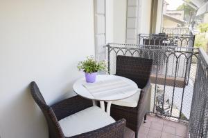 un piccolo tavolo con sedie sul balcone di Residence Valeria a Cervia