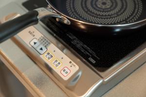 un primer plano de una estufa con una olla en ella en OSAKA SUNSHINE TOWER81, en Osaka