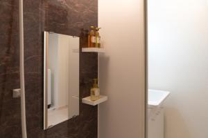 un baño con espejo y lavabo en OSAKA SUNSHINE TOWER81, en Osaka