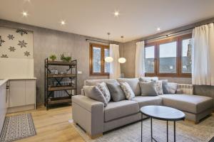 a living room with a couch and a table at Luderna - Apartamento Des Puis in Gessa