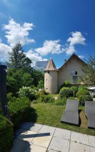 duas cadeiras sentadas em frente a um edifício em Château de Passières em Chichilianne