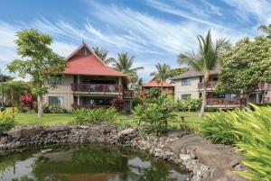 カイルア・コナにあるウィンダム コナ ハワイアン リゾートの池を前にしたリゾート