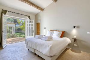 Postel nebo postele na pokoji v ubytování Villa Le mas de Galassa - Ramatuelle