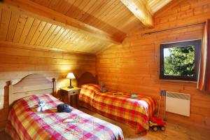 A bed or beds in a room at Résidence Néméa Les Chalets du Bois de Champelle