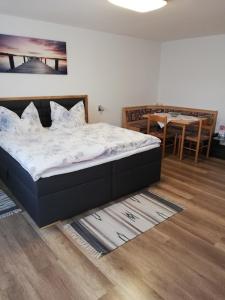 1 dormitorio con cama, mesa y comedor en Ferienwohnung Schwarzbauer, en Illmitz