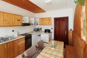揚斯凱拉茲涅的住宿－卡博托瓦布達山林小屋，一个带桌子和水槽的小厨房