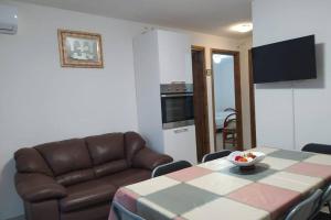 un salon avec une table et un canapé dans l'établissement Casa con piscina Profumo Sea & Sun 2, à Triscina