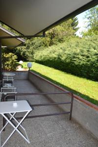 a patio with a table and chairs under a roof at Hotel Canturio in Cantù