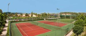 Tennis und/oder Squash in der Unterkunft Pizzo Beach Club one bed Apartments oder in der Nähe