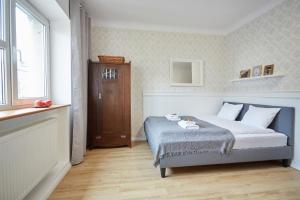 A bed or beds in a room at Central Place for You Pl. Bankowy