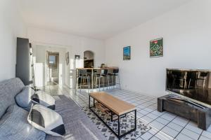 un salon avec un canapé et une table dans l'établissement Les pieds dans l'eau par Dodo-a-Cassis, à Cassis 15 autres photos