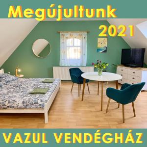 VászolyにあるVazul Vendégházのベッドルーム1室(ベッド1台、テーブル、椅子付)