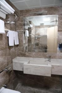 Ванна кімната в The Grand Tower Hotel