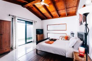 ein Schlafzimmer mit einem Bett und einem großen Fenster in der Unterkunft Casa Higuereta II in Corralejo