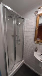 eine Glasdusche im Bad mit Waschbecken in der Unterkunft Bosdam Budget Rooms in Beveren