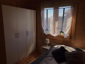 sypialnia z łóżkiem i oknem w obiekcie Cattleya 1 w mieście Wicko